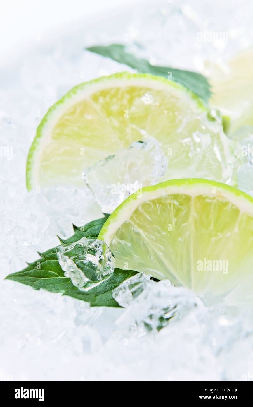 Lime e foglie di menta piperita mescolato con ghiaccio Foto Stock