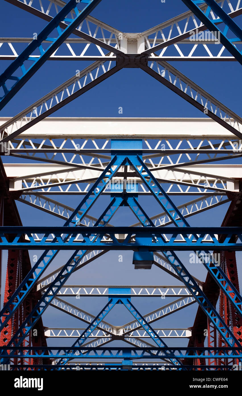 Le travi in acciaio del ponte girevole Huron Basin Salford Quays Greater Manchester Inghilterra England Foto Stock