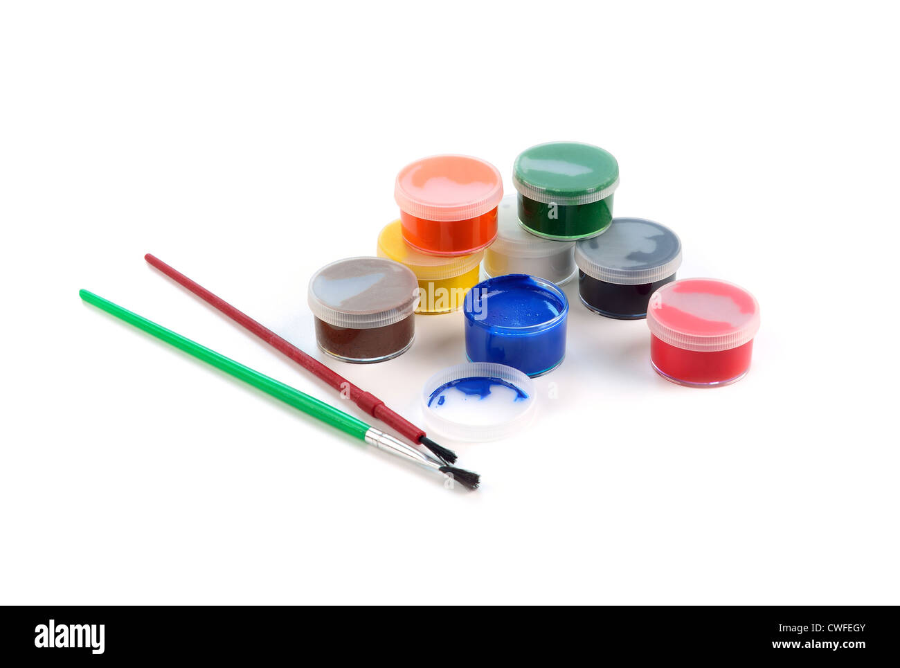 Scatole di vernici e pennelli su sfondo bianco Foto Stock