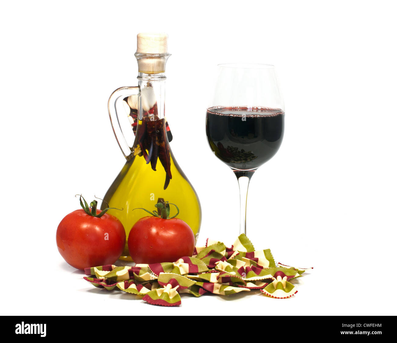 Bottiglia di pomodoro di olio e bicchiere di vino rosso con pasta Foto Stock