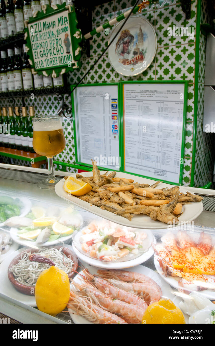 Alici fritte di servire con la birra, la Torre del Oro taverna. La piazza principale di Madrid, Spagna. Foto Stock