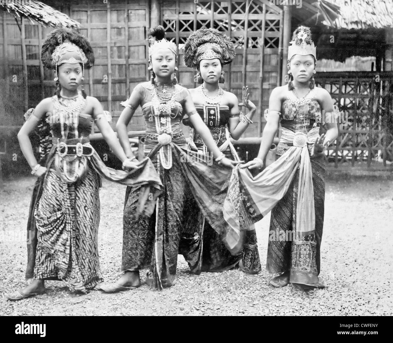 Quattro donne ballerini in villaggio Giavanese, ritratto a figura intera in piedi, in costume, Esposizione di Parigi, 1889 Foto Stock