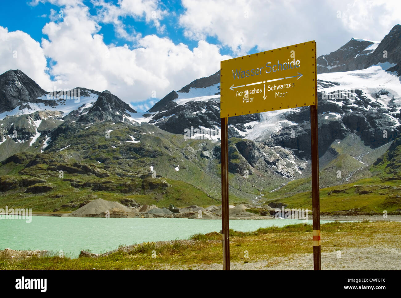 Acqua divide il Lago Bianco, del Bernina, Alpi svizzere, Svizzera | Lago Bianco am del Bernina, schweizer Alpen, Schweiz Foto Stock