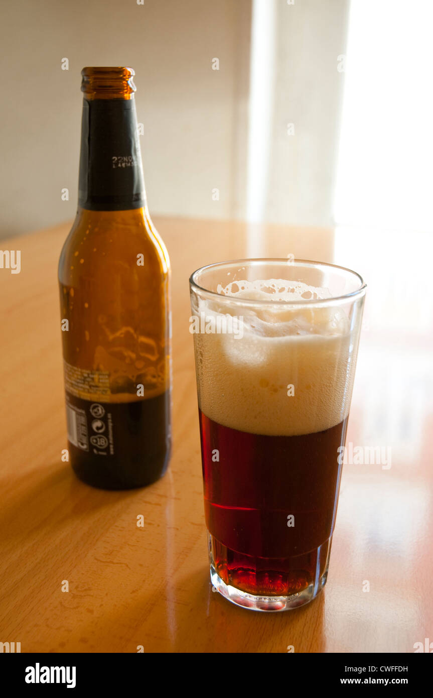 Bicchiere di birra scura. Foto Stock