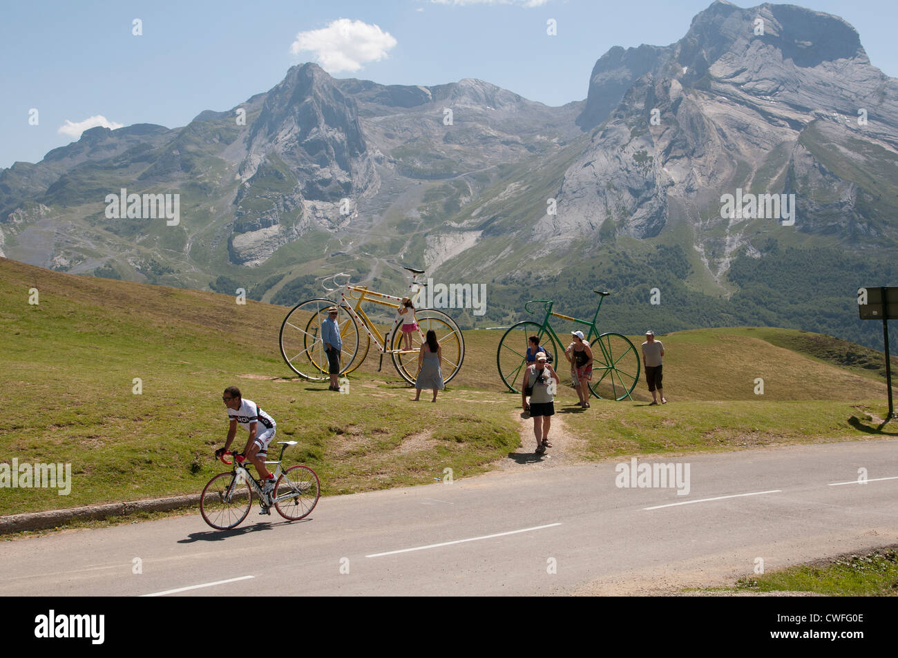 Sculture giganti di bici da corsa al vertice Col d' Aubisque un passo di montagna dei Pirenei a sud-ovest della Francia Foto Stock