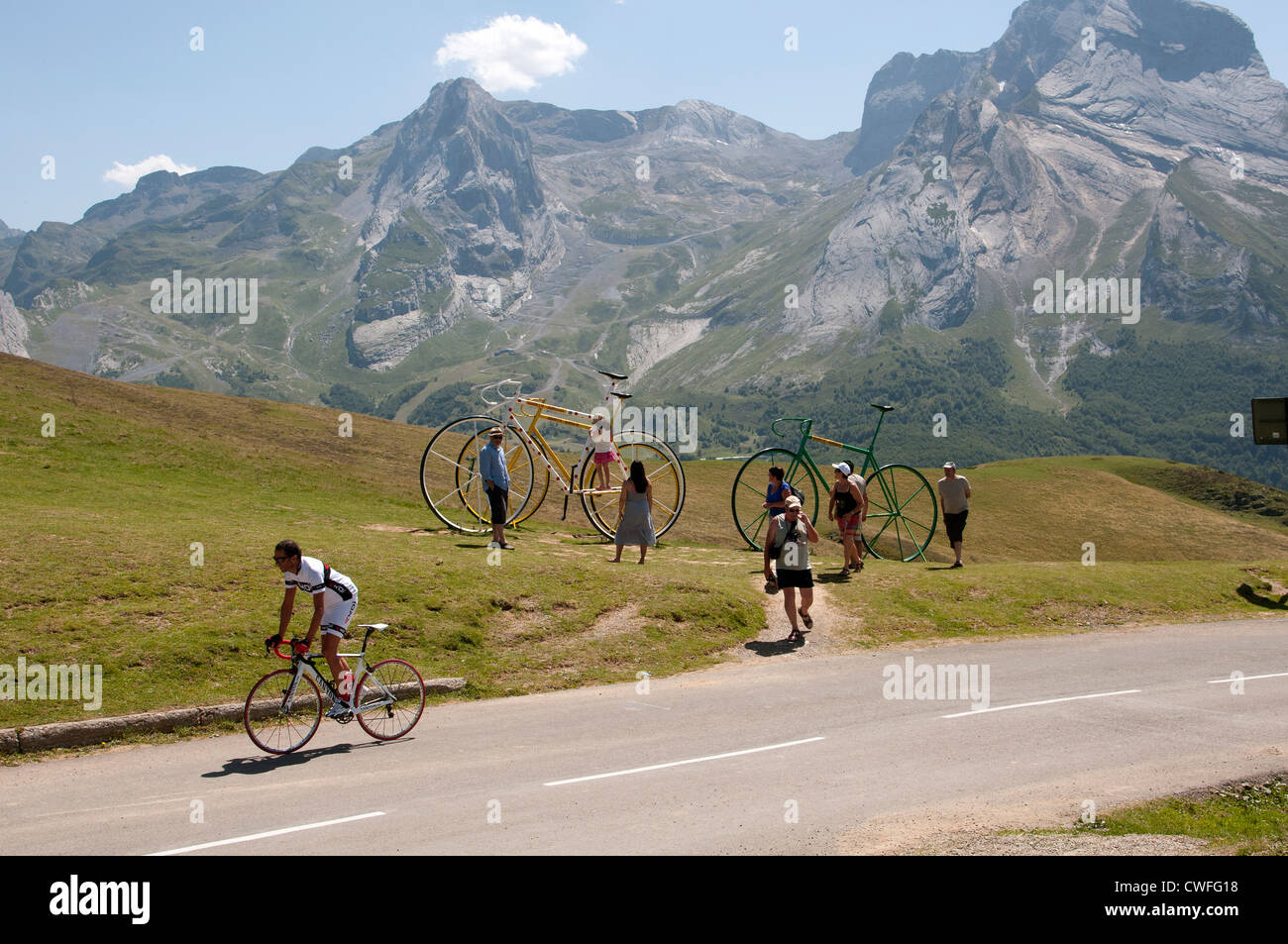 Sculture giganti di bici da corsa al vertice Col d' Aubisque un passo di montagna dei Pirenei a sud-ovest della Francia Foto Stock