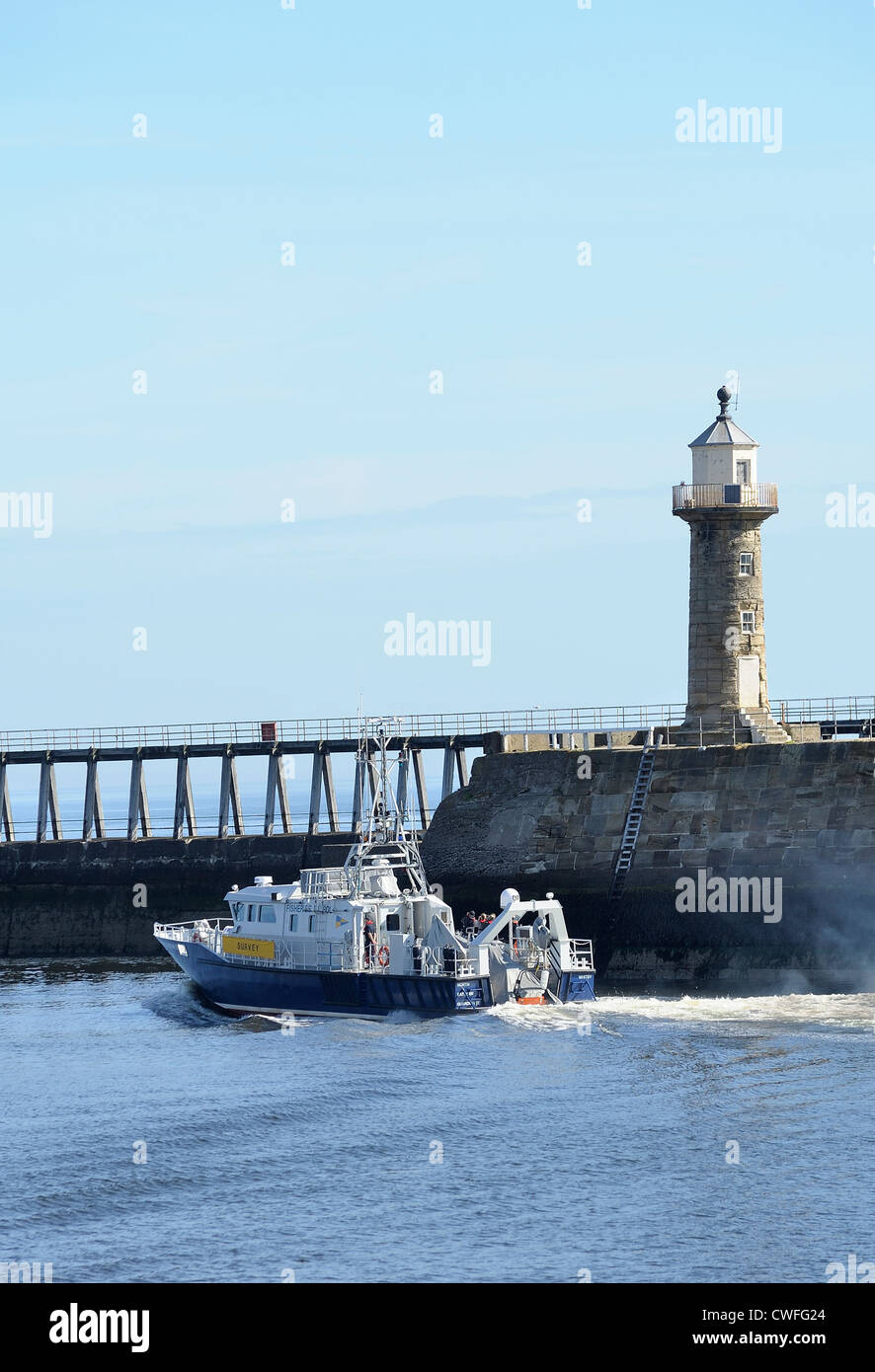 Nord est custode della pesca imbarcazione di pattuglia lasciando whitby sui dazi sondaggio North Yorkshire England Regno Unito Foto Stock