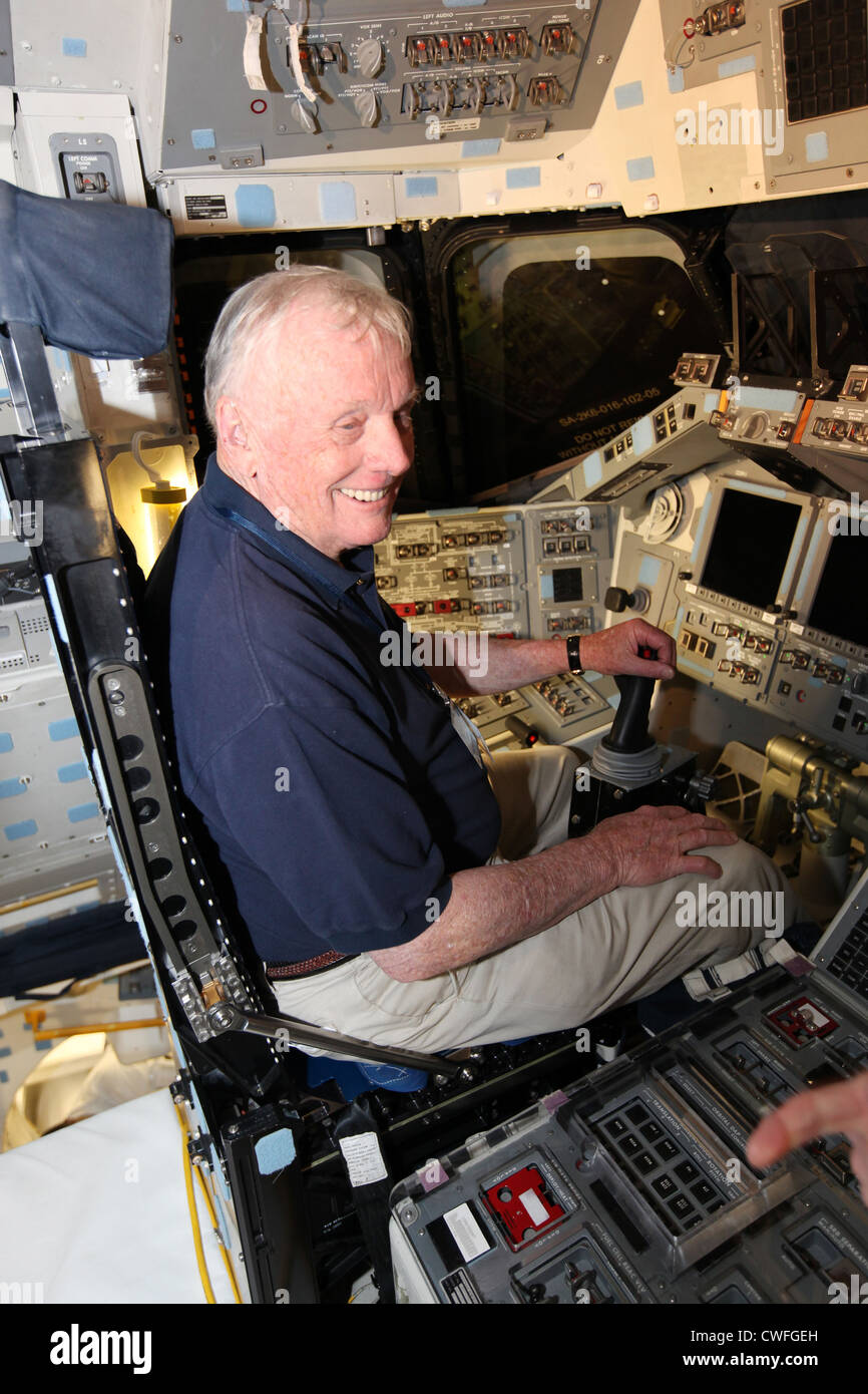 Ex astronauta della NASA Neil Armstrong, che nel 1969 divenne il primo uomo a mettere piede sulla luna, si siede il comandante del posto di guida della navetta spaziale Atlantis 27 Aprile 2012 presso il Kennedy Space Center, FL. Atlantis è in corso di preparazione per la visualizzazione al Complesso Visitatori del Centro Spaziale Kennedy ed è programmato per il rollover al complesso in novembre. Foto Stock