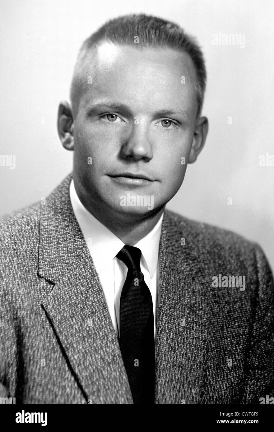 Inizio ritratto di Neil Armstrong A. dopo l'adesione il comitato consultivo nazionale per l'aeronautica presso il Lewis Flight Propulsion Laboratory, Cleveland, Ohio nel 1955. Egli ha trasferito alla NACA volo ad alta velocità ferroviaria alla Edwards Air Force Base in California, nel luglio 1955, come la ricerca aeronautica scienziato. Egli divenne un progetto pilota di ricerca alla fine dell'anno. Neil è stato nominato come uno dei nove per gli astronauti della NASA Gemini e Apollo Progetti, lasciando il Centro Nazionale per il settore aeronautico e spaziale dell Amministrazione di veicoli spaziali con equipaggio centro, Houston, Texas, nel settembre 1962. Foto Stock