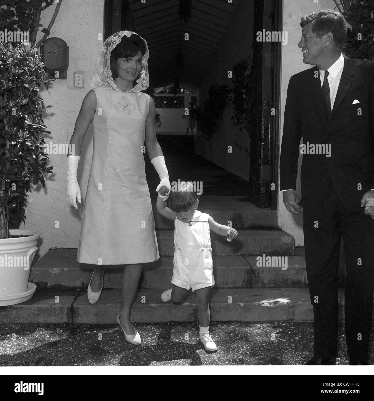John F. Kennedy Jr con i suoi genitori, U.S. Il presidente John F Kennedy e Jackie Kennedy, 14 aprile 1963 Foto Stock