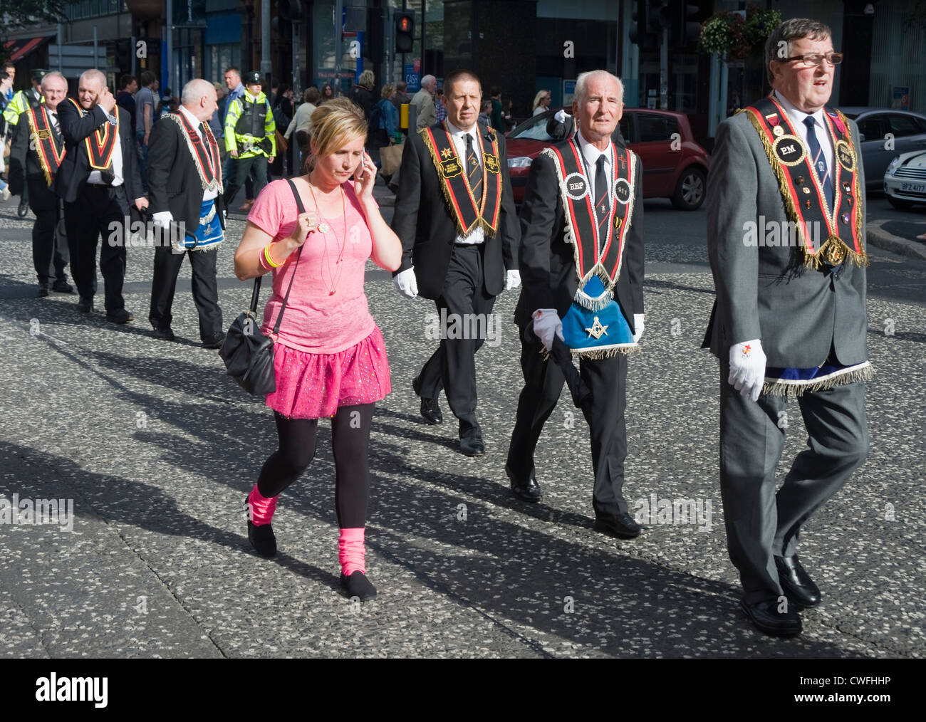 La donna in rosa tra i membri dell'Ordine di Orange, Donegall Square a sud di Belfast. Foto Stock