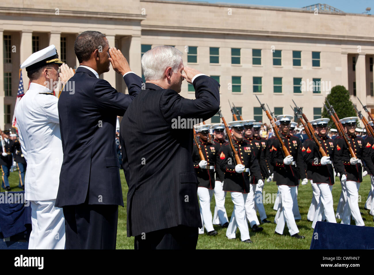 Il presidente Barack Obama, il Segretario della Difesa Robert M. Gates e Presidente del Comune di capi di Stato Maggiore ammiraglio Mike Mullen salu Foto Stock