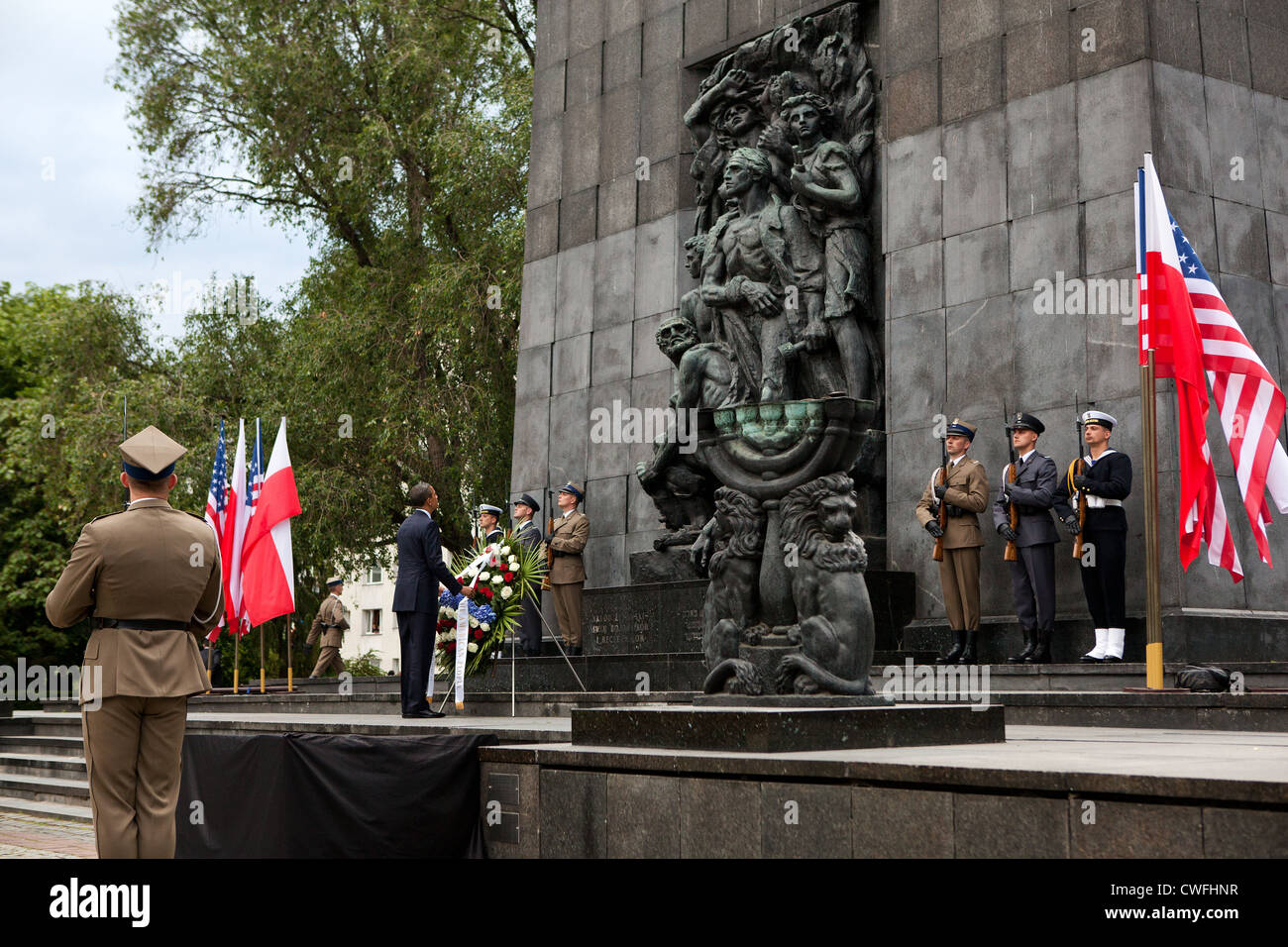 Il presidente Barack Obama ha stabilito una corona al Ghetto di Varsavia Memorial a Varsavia, Polonia, 27 maggio 2011. (Gazzetta White House foto Foto Stock