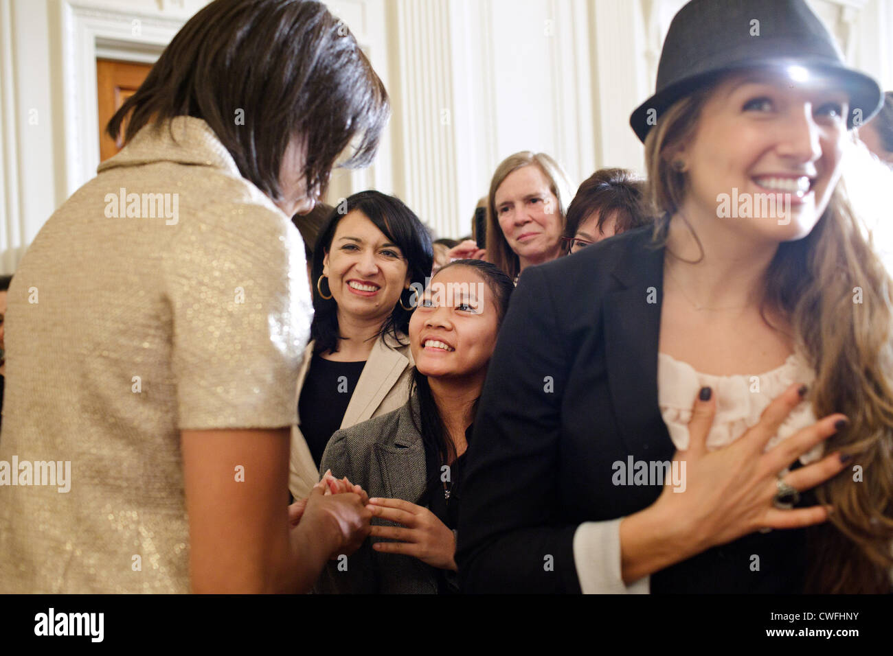 La First Lady Michelle Obama saluta gli ospiti durante la giornata internazionale della donna il Ricevimento nella Sala Est della Casa Bianca, Marc Foto Stock