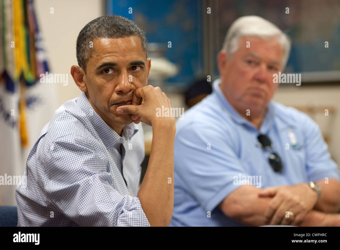 Il presidente Barack Obama ascolta durante un briefing circa la risposta in corso al BP fuoriuscite di olio, a Gulfport Coast Guard sta Foto Stock