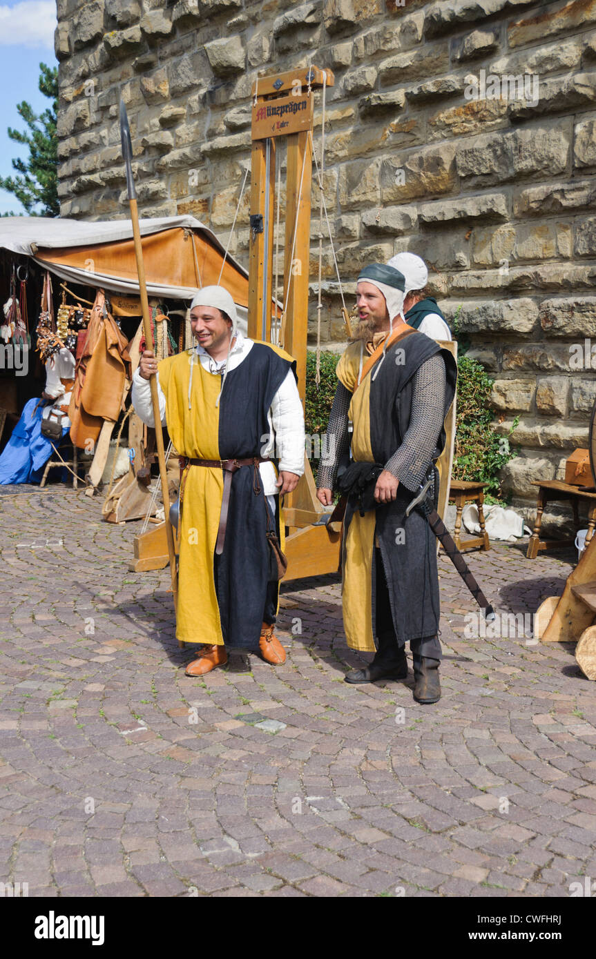 Gli uomini in armi costumi medievali pikemen cavalieri a un mercato medievale, storico spa Staufer cittadina di Bad Wimpfen. Germania meridionale Foto Stock