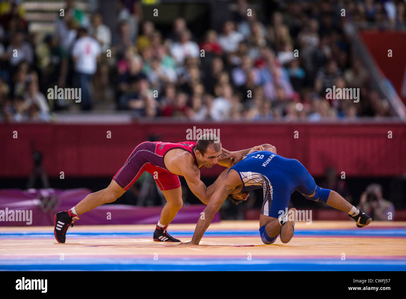 Amit Kumar (IND) -B- vs Radoslav Marinov Velikov (BUL) in Uomini 55kg Freestyle Wrestling a t egli Olimpiadi Estive Foto Stock