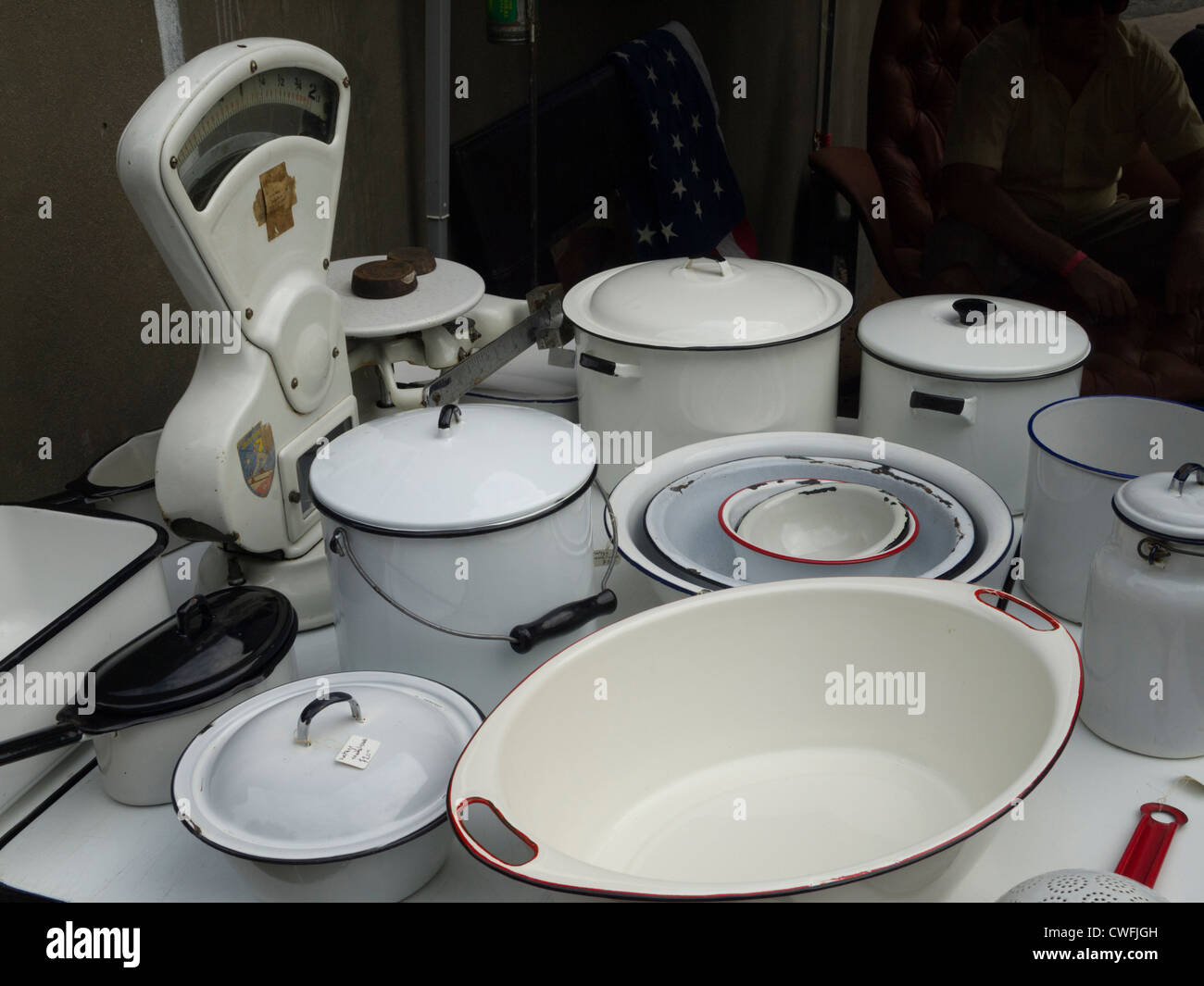 Smalto bianco stoviglie, il Mercato delle Pulci, Brooklyn, New York, Stati Uniti d'America Foto Stock