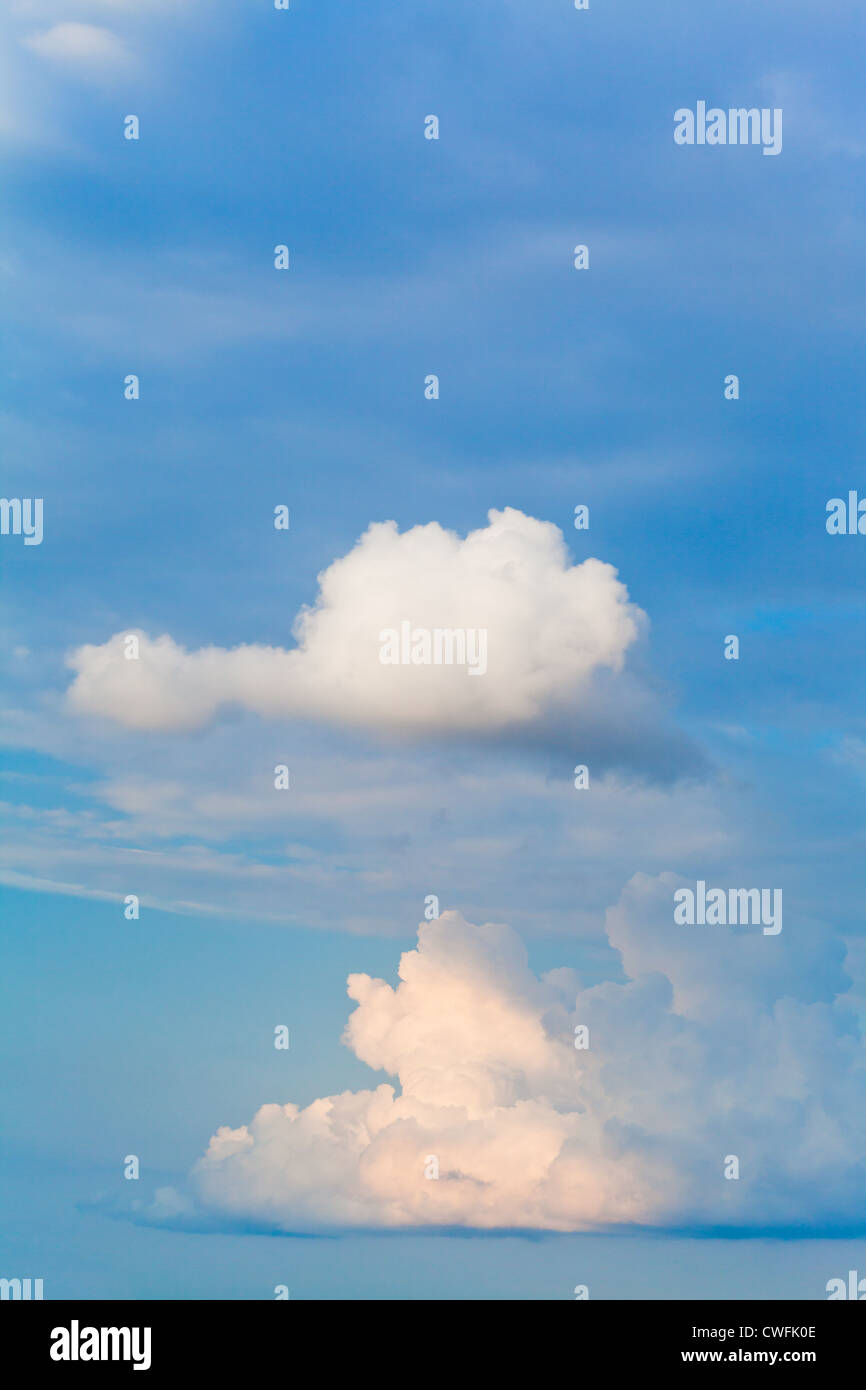 Due bianchi cumulus nubi nel pomeriggio blu cielo Foto Stock