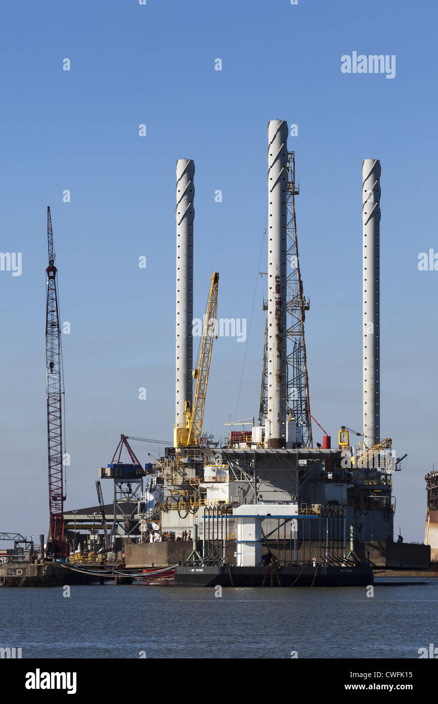 Barge AMT Voyager prende su una piattaforma petrolifera in Galveston, Texas. Marzo 2012. Parte dell industria del petrolio negli Stati Uniti Golfo del Messico Foto Stock