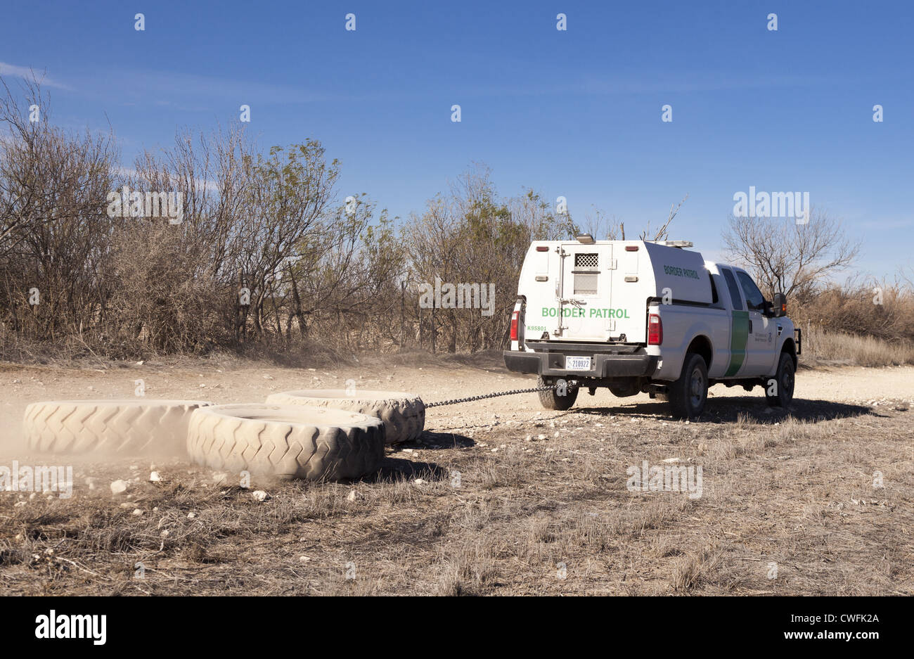 Pattuglia di Confine grado il sentiero accanto all'Autostrada 90 in Texas per aiutare spot illegali che possono avere attraversato. Foto Stock
