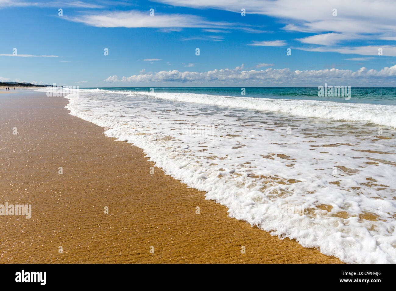 Deserta spiaggia solitaria a Marcoola, Sunshine Coast, Queensland, Australia Foto Stock