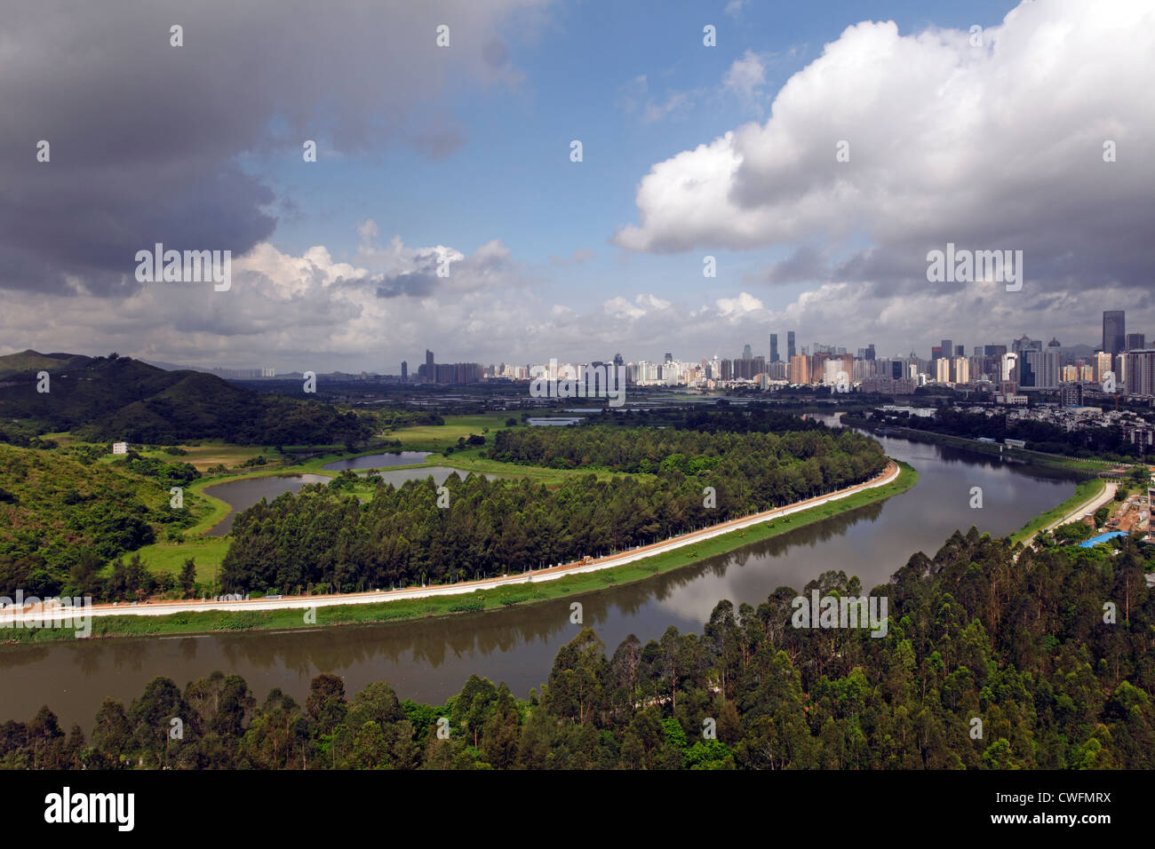 Grattacieli di Shenzhen e il confine Hong Kong attraverso il fiume Foto Stock