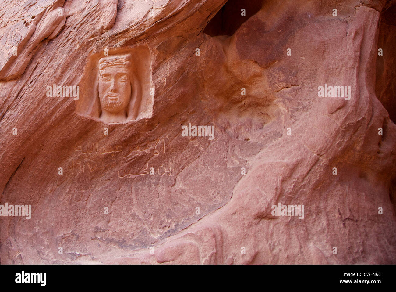 Scolpire il volto di Lawrence d'Arabia su roccia nel Wadi Rum, Giordania Foto Stock