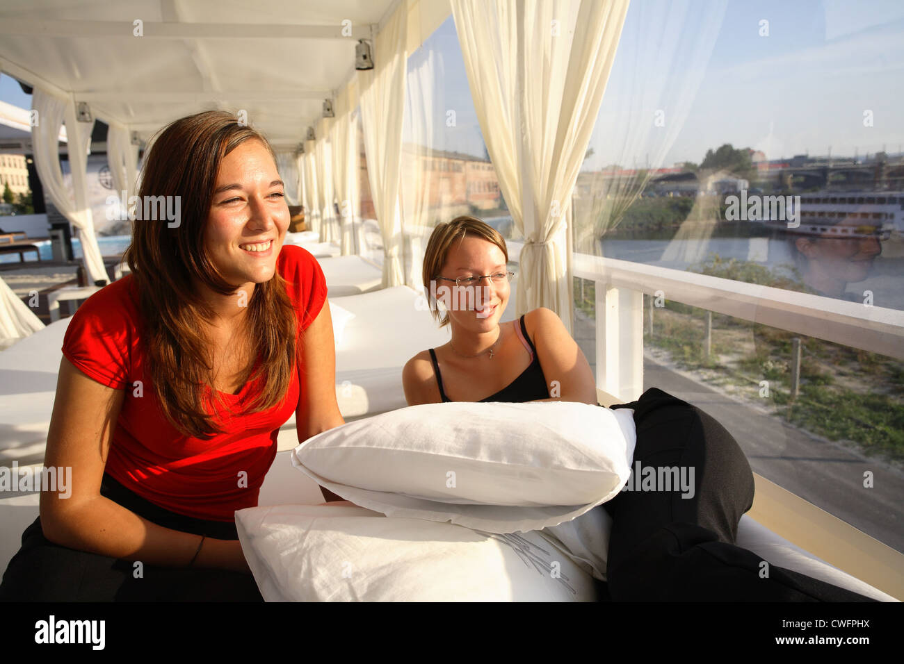 Giovani donne in spiaggia Purobeach in Dresden Foto Stock