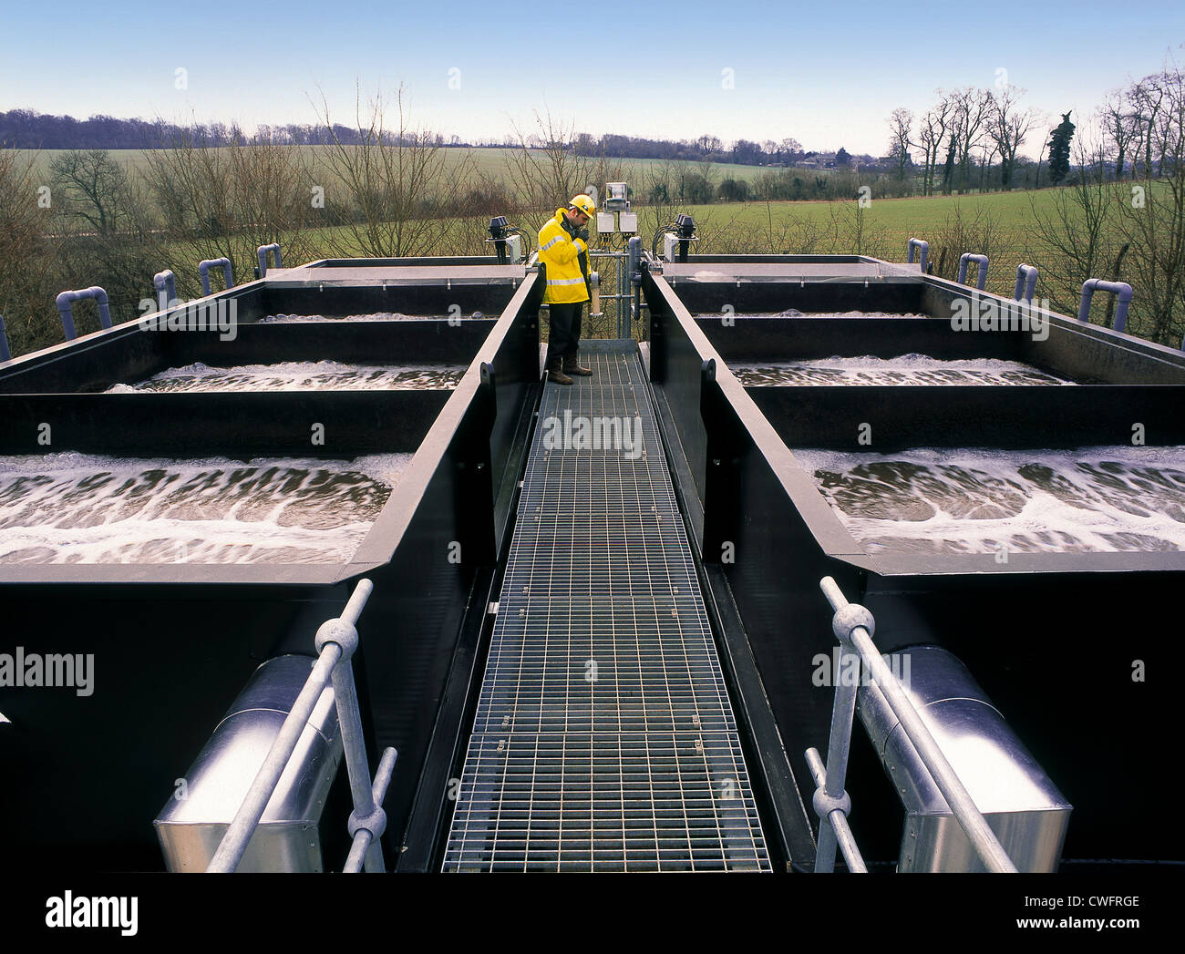 Il controllo tecnico di vasche di decantazione a Barrow di trattamento delle acque reflue opere. Foto Stock