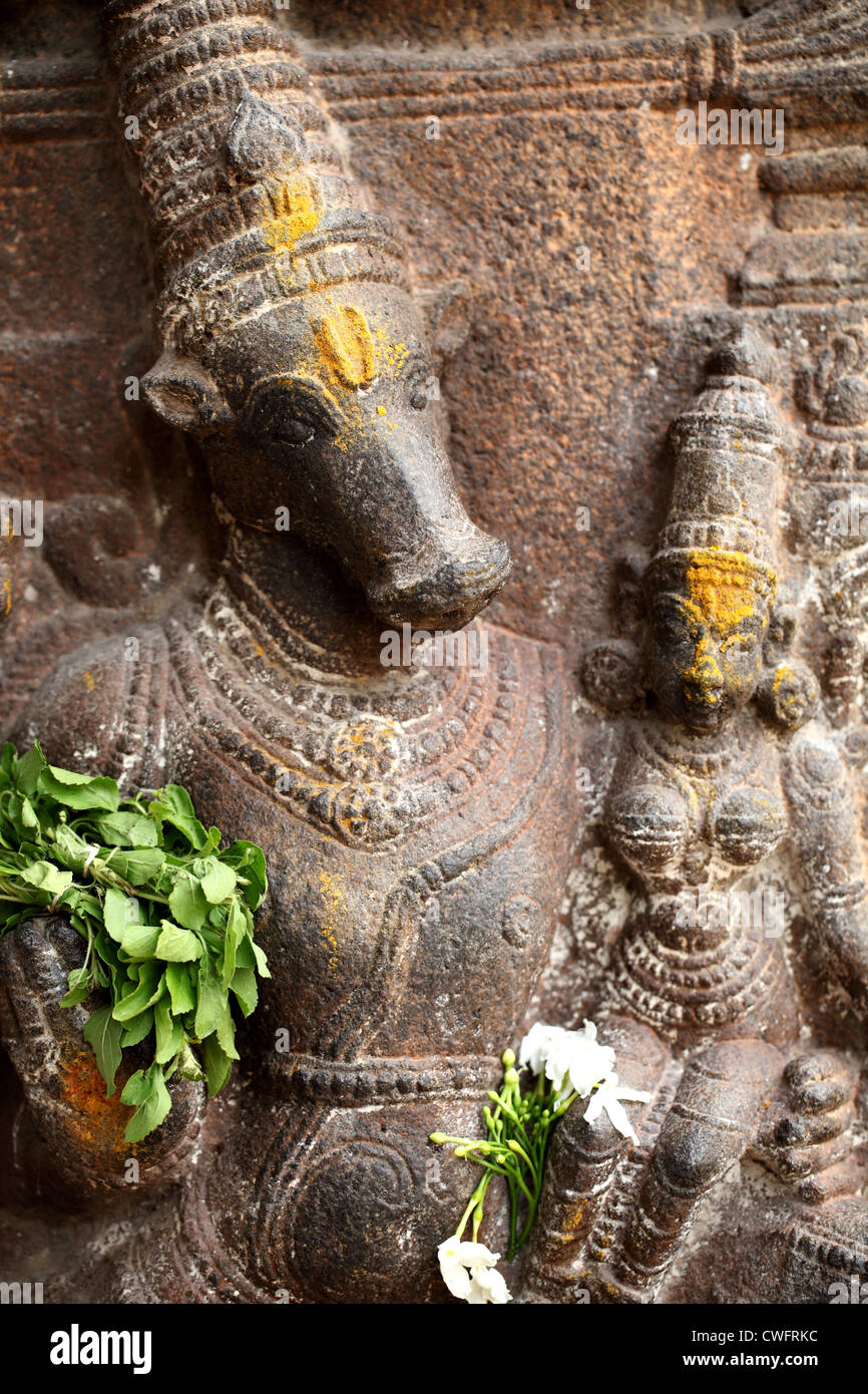 Antico tempio indù, sculture in pietra nel tempio di Varadaraja. Kanchipuram, Tamil Nadu, India Foto Stock