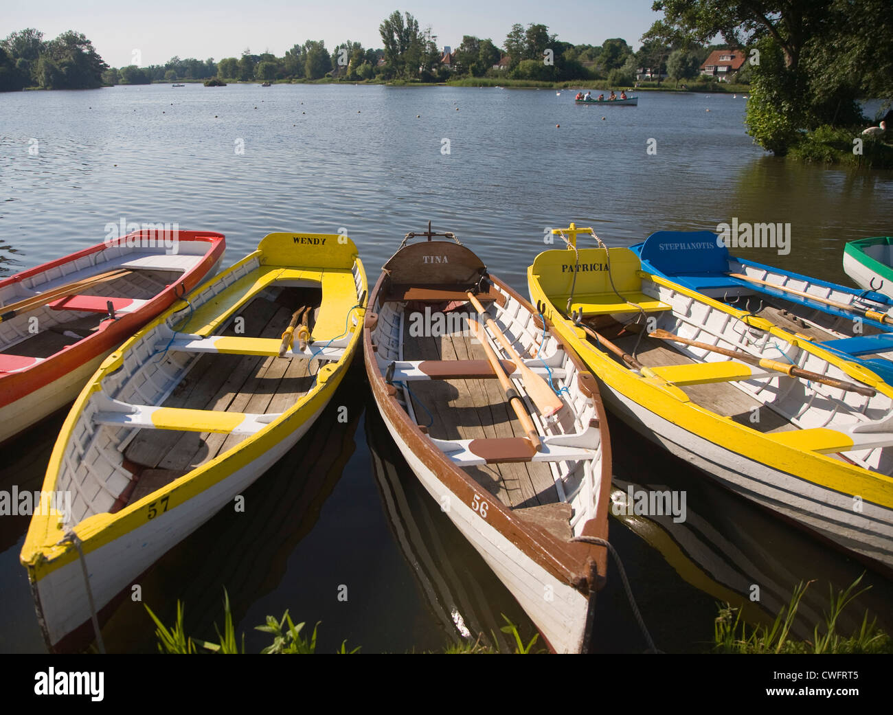 Barche a remi in barca Meare lago Thorpeness Suffolk in Inghilterra Foto Stock