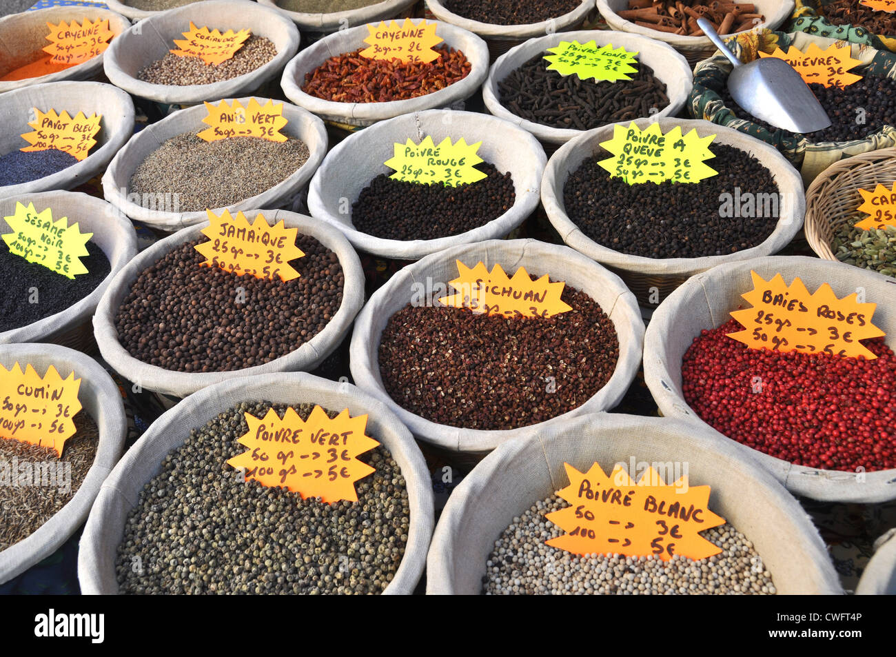 Spezie al mercato di Apt, Provence, Francia Foto Stock