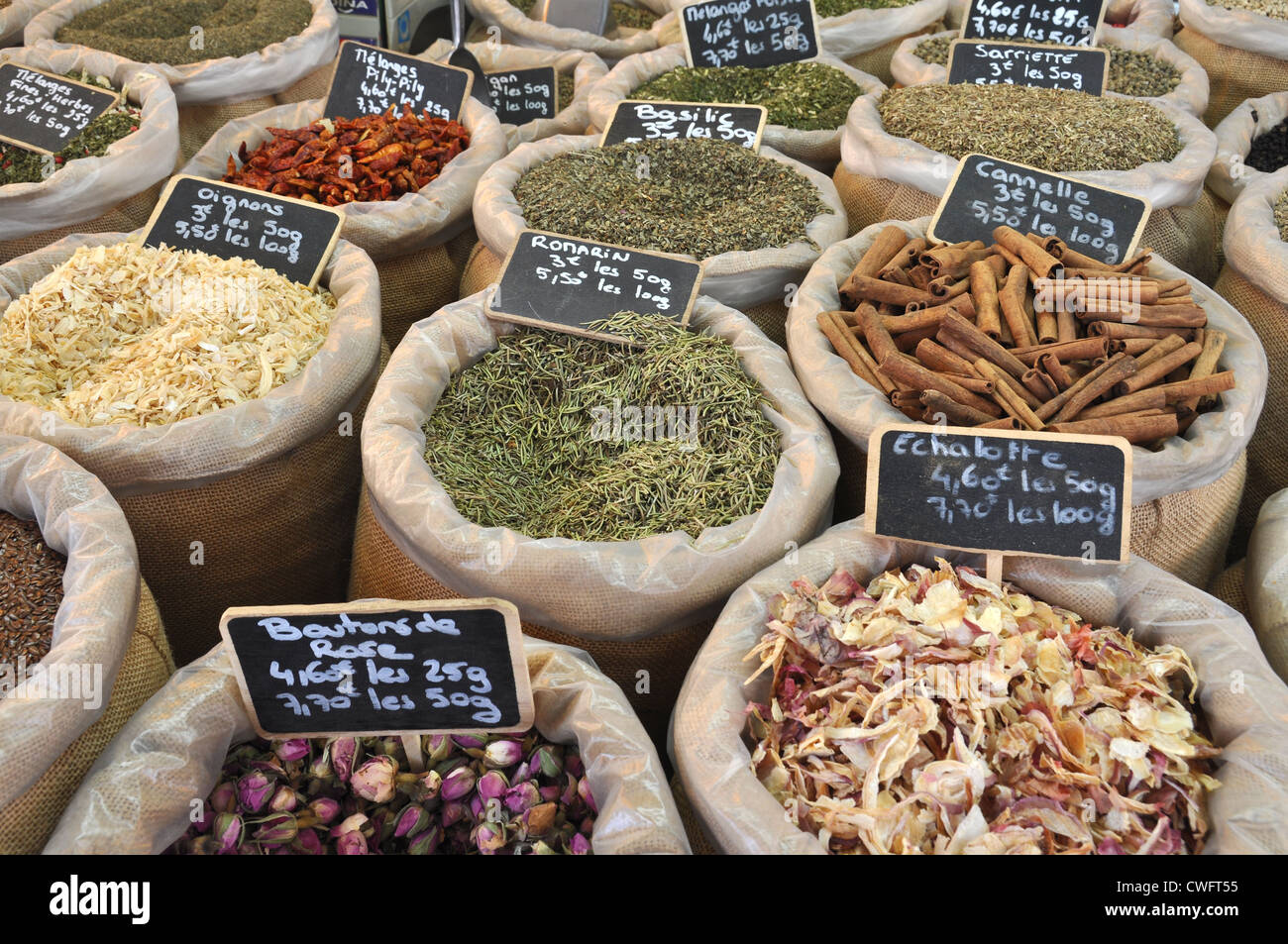 Spezie al mercato di Apt, Provence, Francia Foto Stock