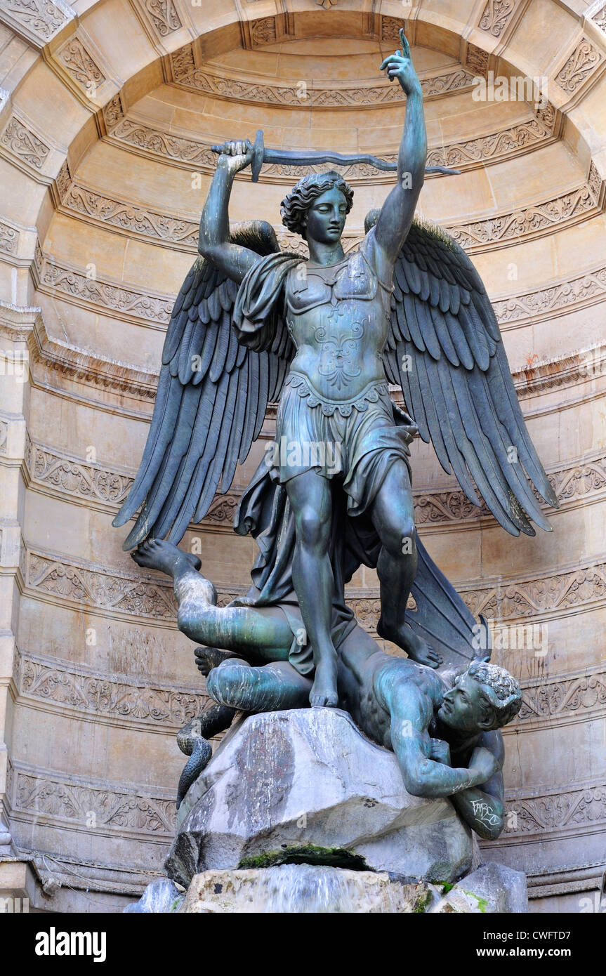 Parigi, Francia. Place Saint-Michel. Fontaine Saint-Michel (1860) San Michele che uccide il diavolo Foto Stock