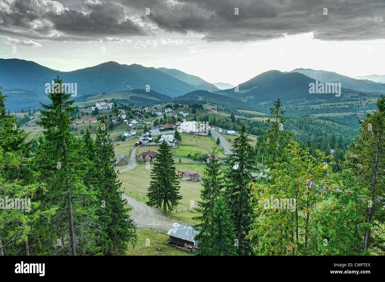 Paesaggio di Romanian mountain resort in Bucovina, nei Carpazi Foto Stock