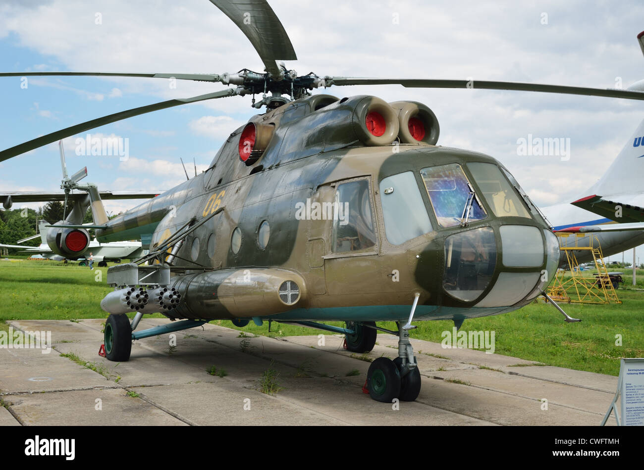 Elicottero multiuso mi-8MT sul campo Foto Stock
