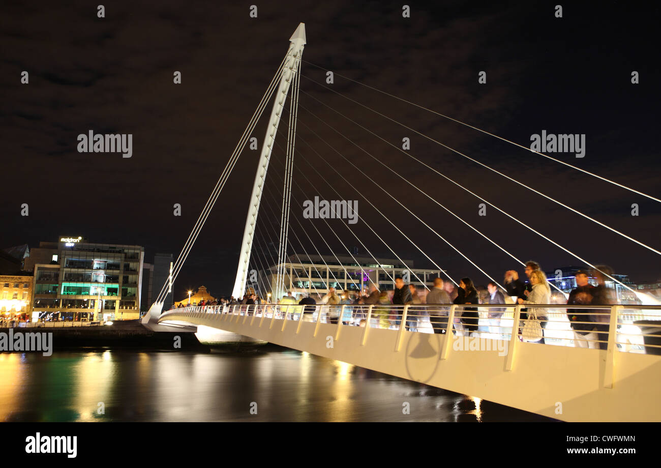 Samuel Beckett Bridge a Dublino di notte Foto Stock