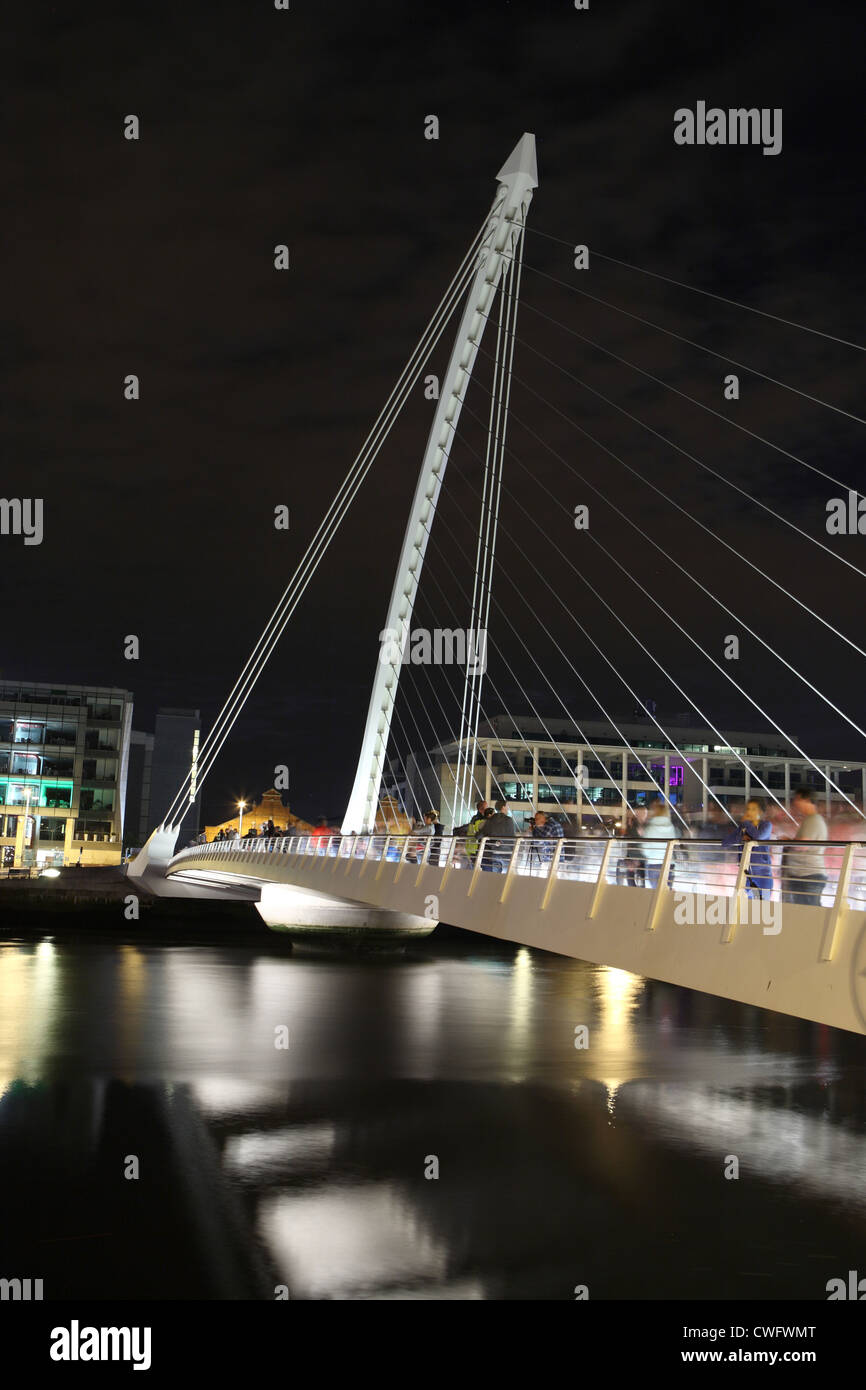 Samuel Beckett Bridge a Dublino di notte Foto Stock