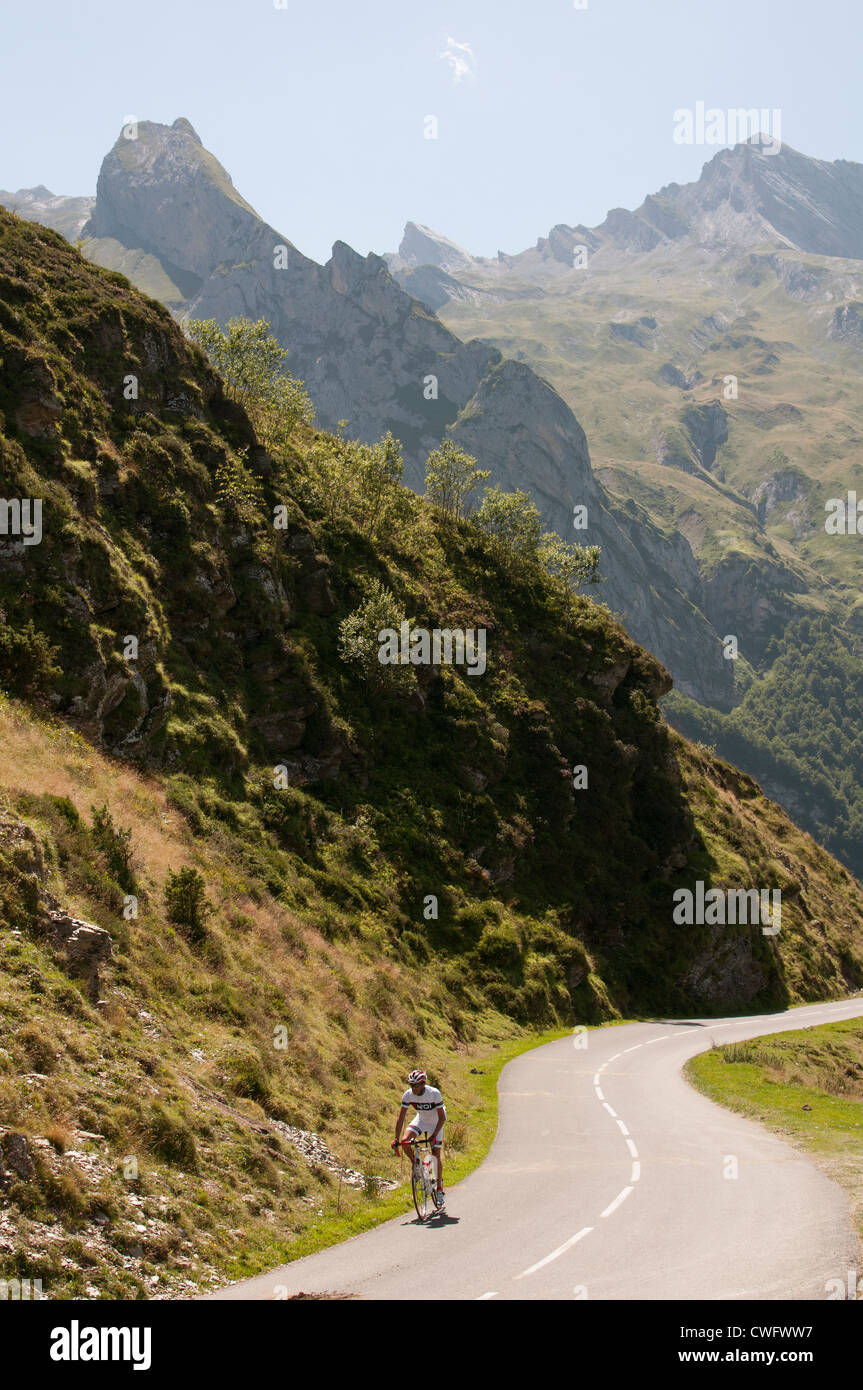 Mountain Pass vicino Col d' Aubisque nei Pirenei francesi Francia Pirenei Atlantiques Foto Stock