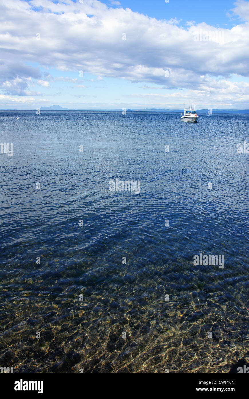 Il lago Taupo, Nuova Zelanda litorale con imbarcazione da diporto Foto Stock