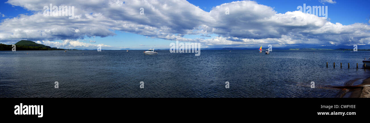 Barche sul Lago Taupo nell'Isola Settentrionale della Nuova Zelanda panorama shot Foto Stock