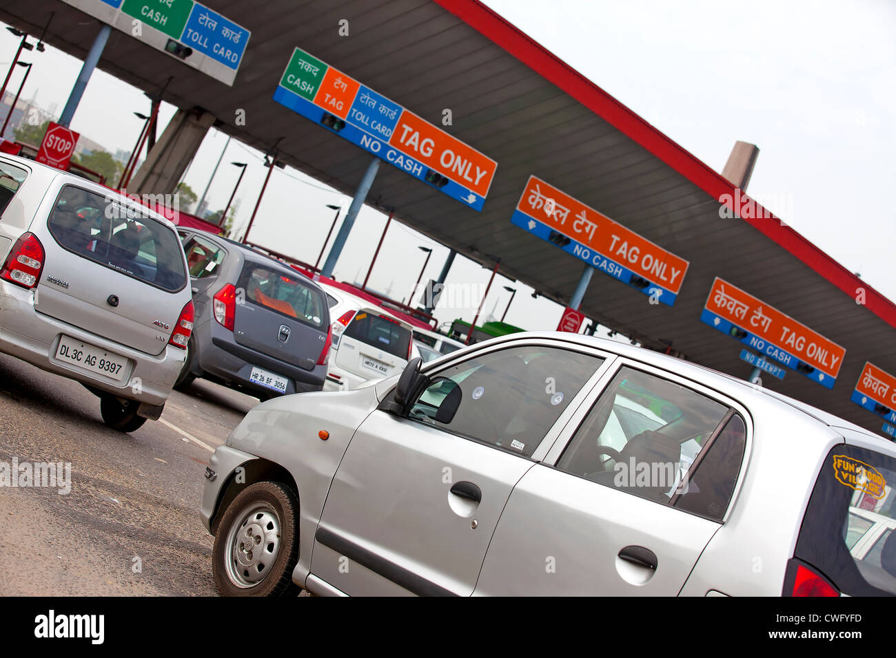 Casello plaza e checkpoint sull'ora di punta Foto Stock