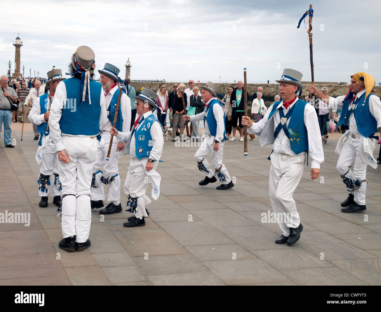 Morris ballerini sulla banchina a settimana della musica folk di Whitby 2012 Foto Stock