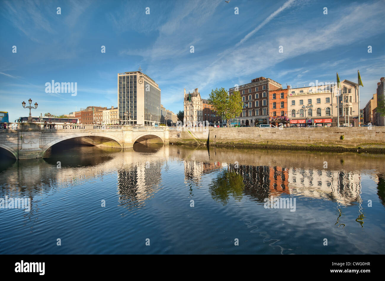 O'Connell Bridge sul fiume Liffey a Dublino in Irlanda in estate Foto Stock