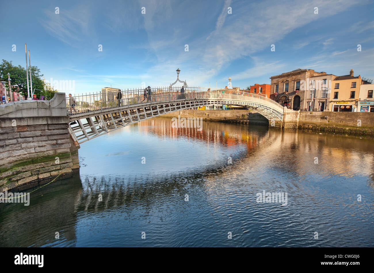 Il Halfpenny ponte sopra il fiume Liffey a Dublino in Irlanda in estate Foto Stock