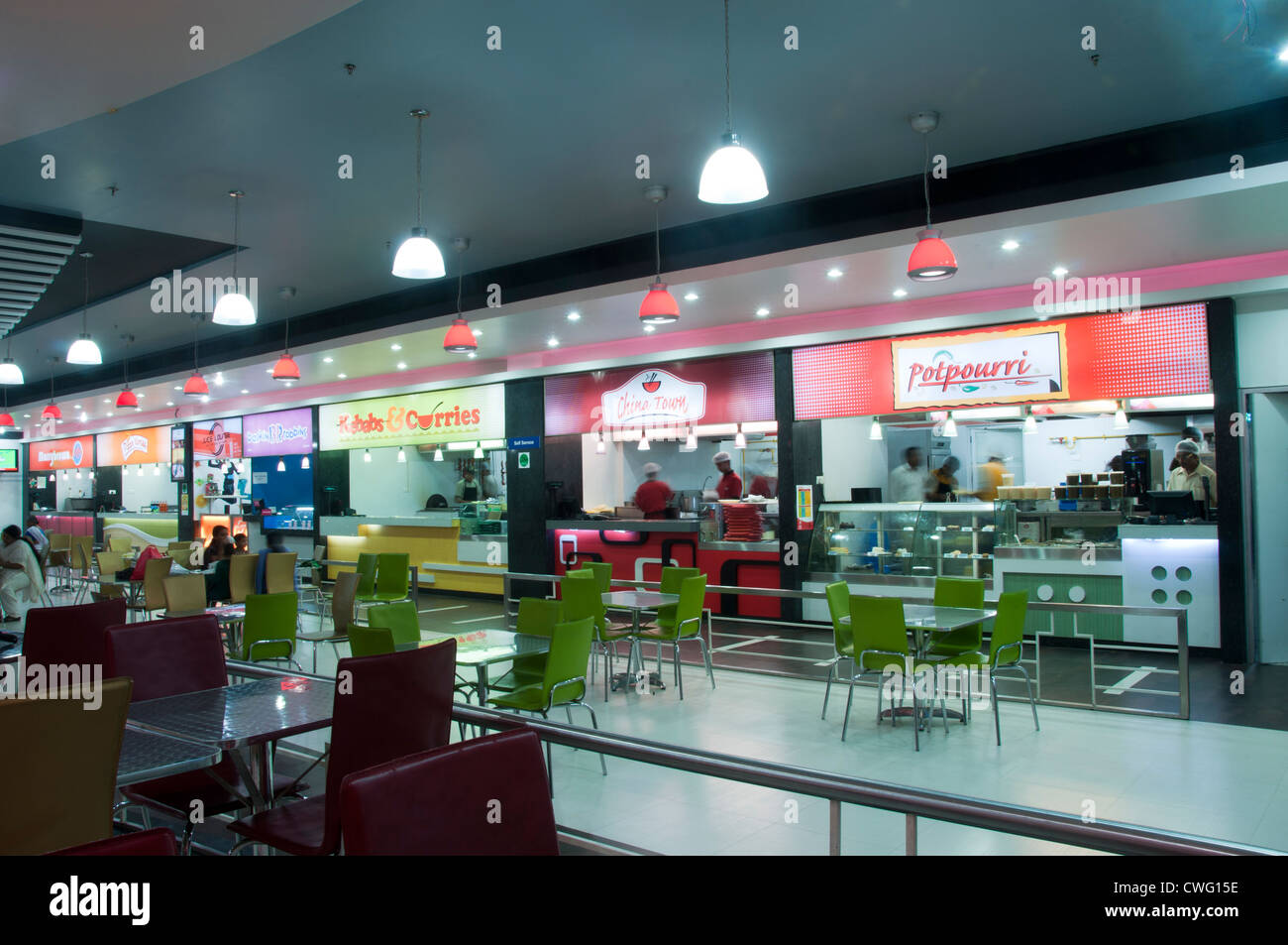 Food court in un centro commerciale per lo shopping in Cochin Foto Stock