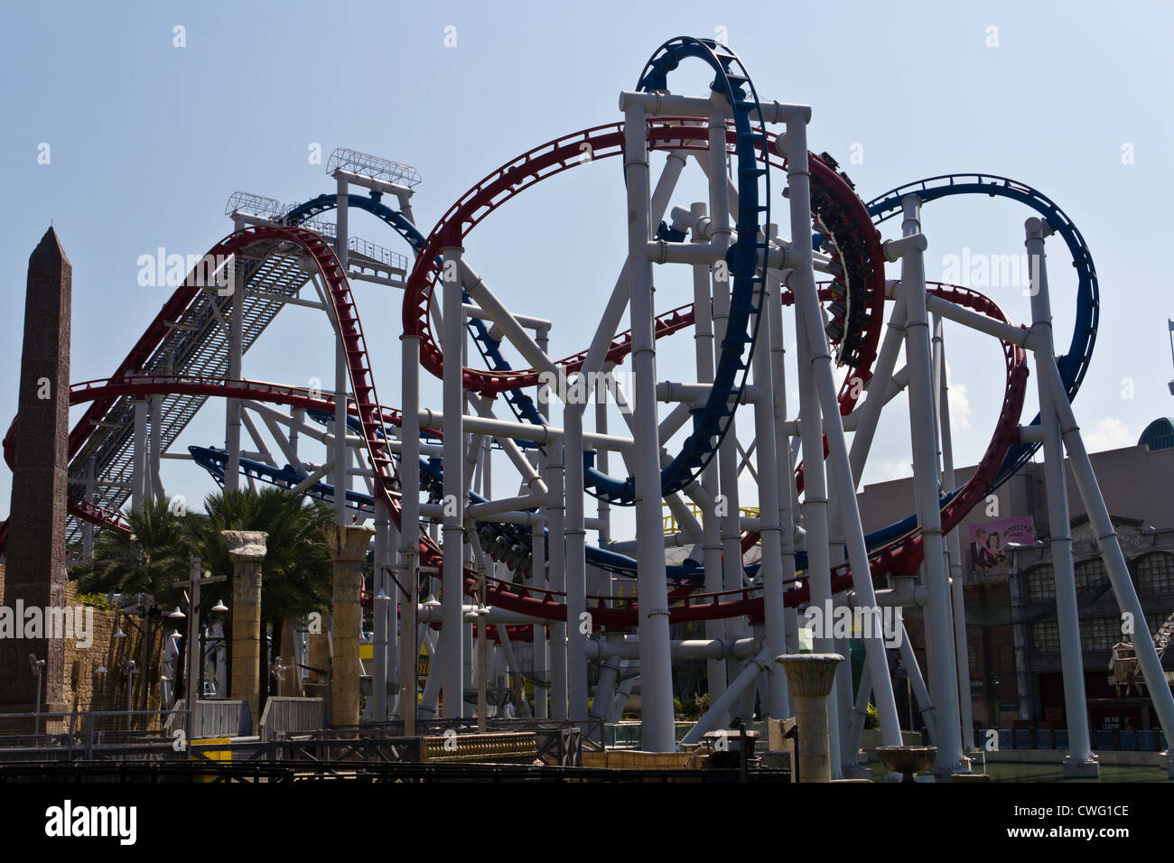 Roller Coaster rides all'interno del parco degli Universal Studio in Sentosa di Singapore. Il percorso di questi 2 coasters armatura in e out. Foto Stock