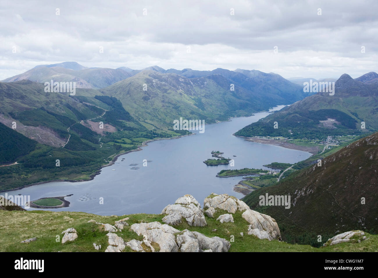 Guardando verso il basso Loch Leven vicino a Glencoe dalla cresta nord del Sgorr Dhearg. Foto Stock