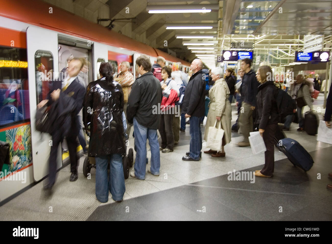 Muenchen, passeggeri ad entrare in S-Bahn Foto Stock